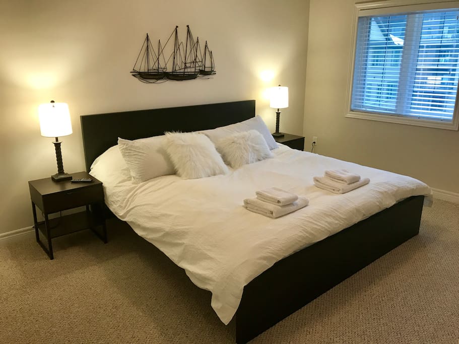 King bedroom (sleeps 2)