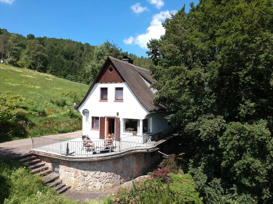 het huis en terras met uitzicht