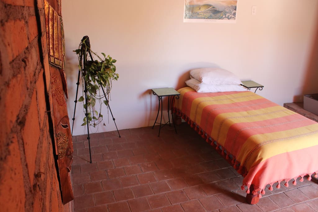LEFT-HANDERS PRIVATE ROOM