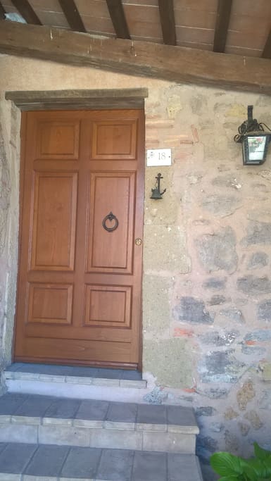 Il portone di ingresso - The entrance door