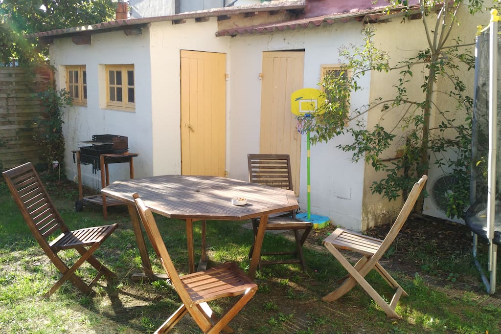 Le jardin, ensoleillé avec un petit atelier