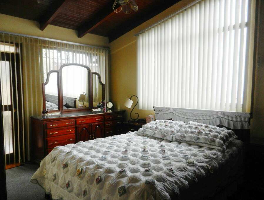 Bedroom 1, Habitación 1