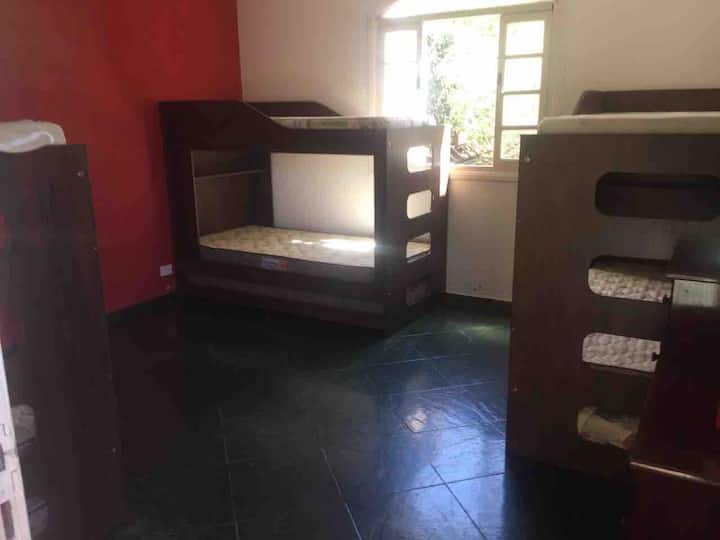 Quarto 6, na edula.  3 triliches 