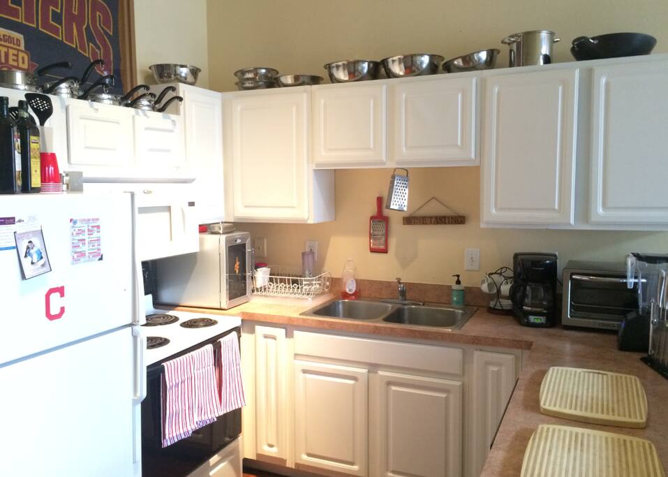 Kitchen Tools:
- coffe filter
- espresso machine
- wine cellar
- lots of stainless steel pots, pans and kitchen tools
- premium smoothie machine
- italian knifes
- lots of bamboo cutting boards
- lots of ingredients (dry herbs, olive oils etc. feel free to cook)