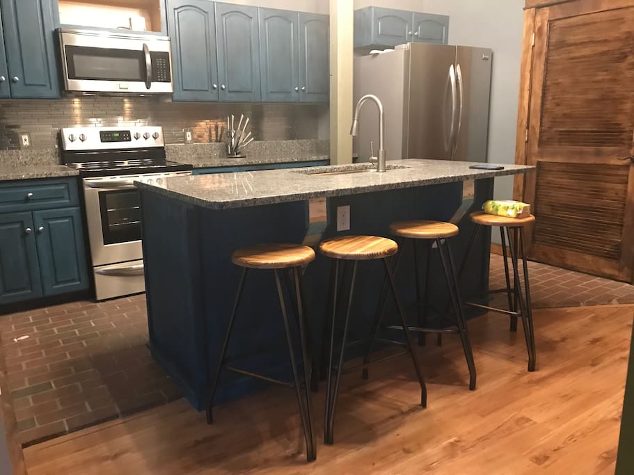 Kitchen in.... check!