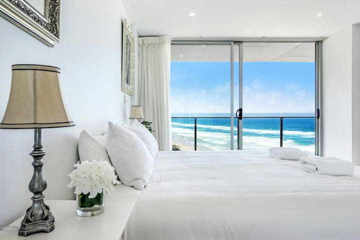 Absolute Beachfront Central Surfers Paradise