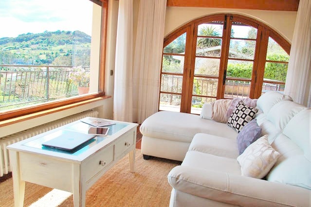 Top performing Airbnb: Breathtaking view 350 mtrs. from the beach+Jacuzzi in Villaviciosa