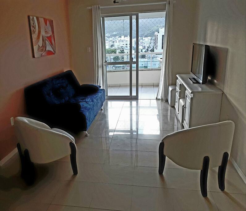Sala estar com sofá cama casal, tv 40" com dvd, ventilador de teto, ampla sacada com churrasqueira