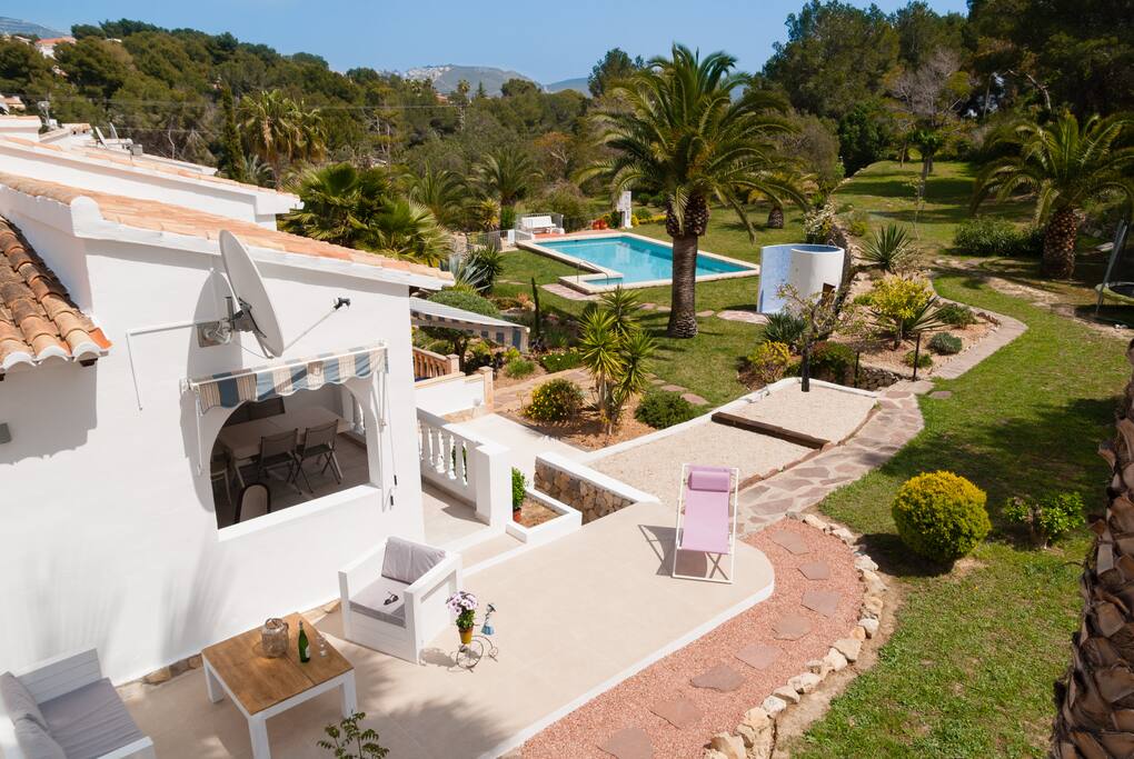 Jardines, piscina y alrededores de la casa
