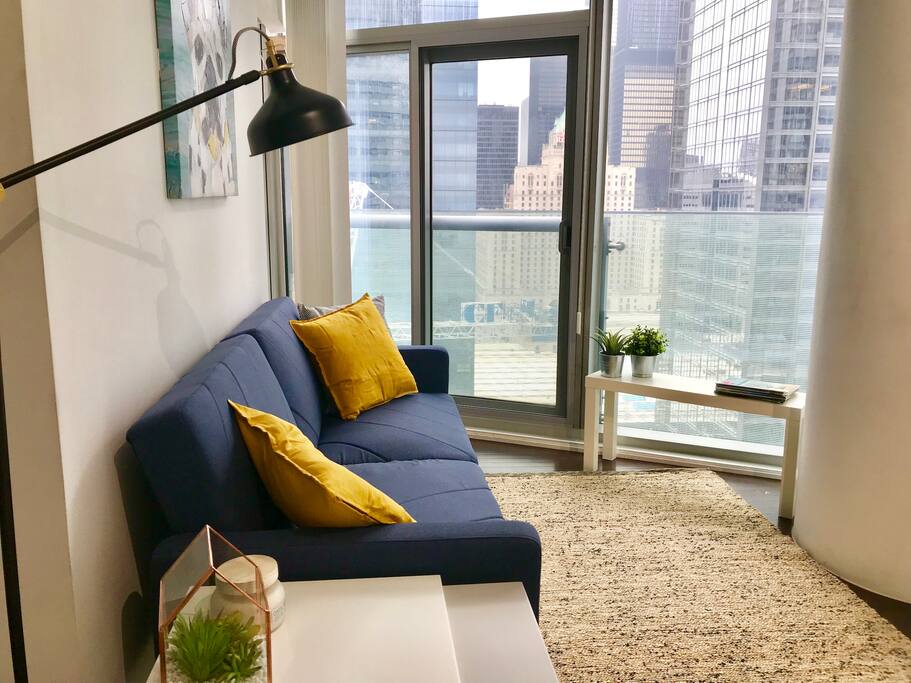 Living Space: Smart TV, Netflix, Sofa bed, City View