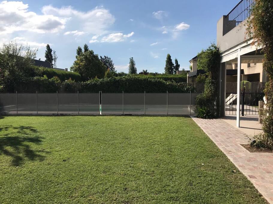 Proteccion de Pileta extraible. Se ven los toldos nuevos