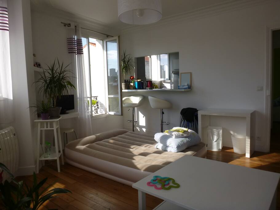 The living room, with THE air-mattress