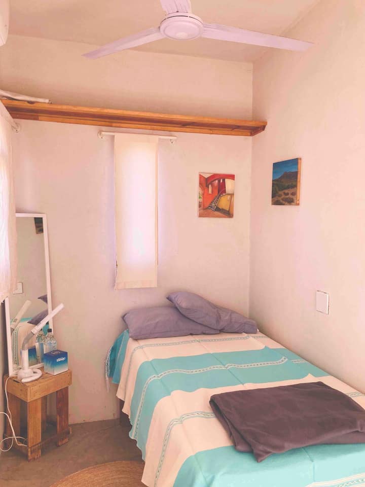 Cama doble de la segunda habitación. Esta es la más pequeña de las 2 habitaciones. Tiene balcón adjunto con vistas al océano Pacífico y a cientos de palmeras.