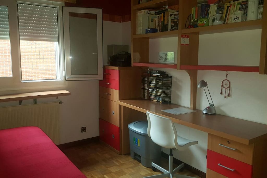 Amplio escritorio ideal para estudiar con todos los cajones para usarlos para ropa o enseres.