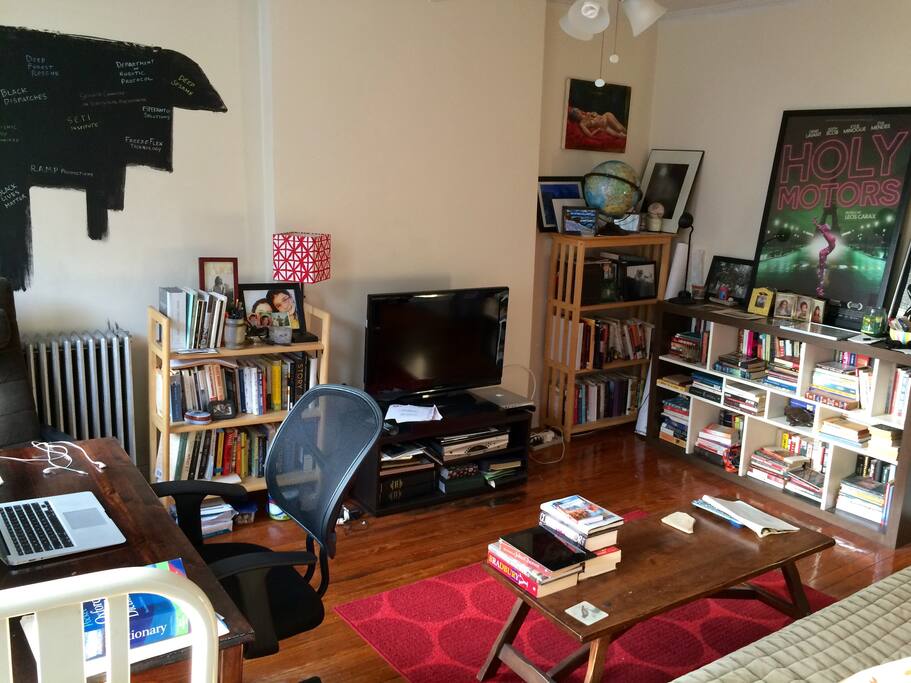 Desk, flatscreen TV