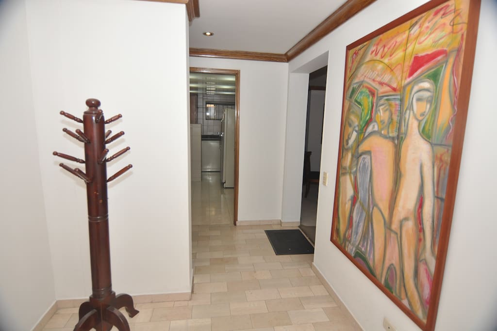 Hall de entrada en marmol. Decorado con obras de arte originales.