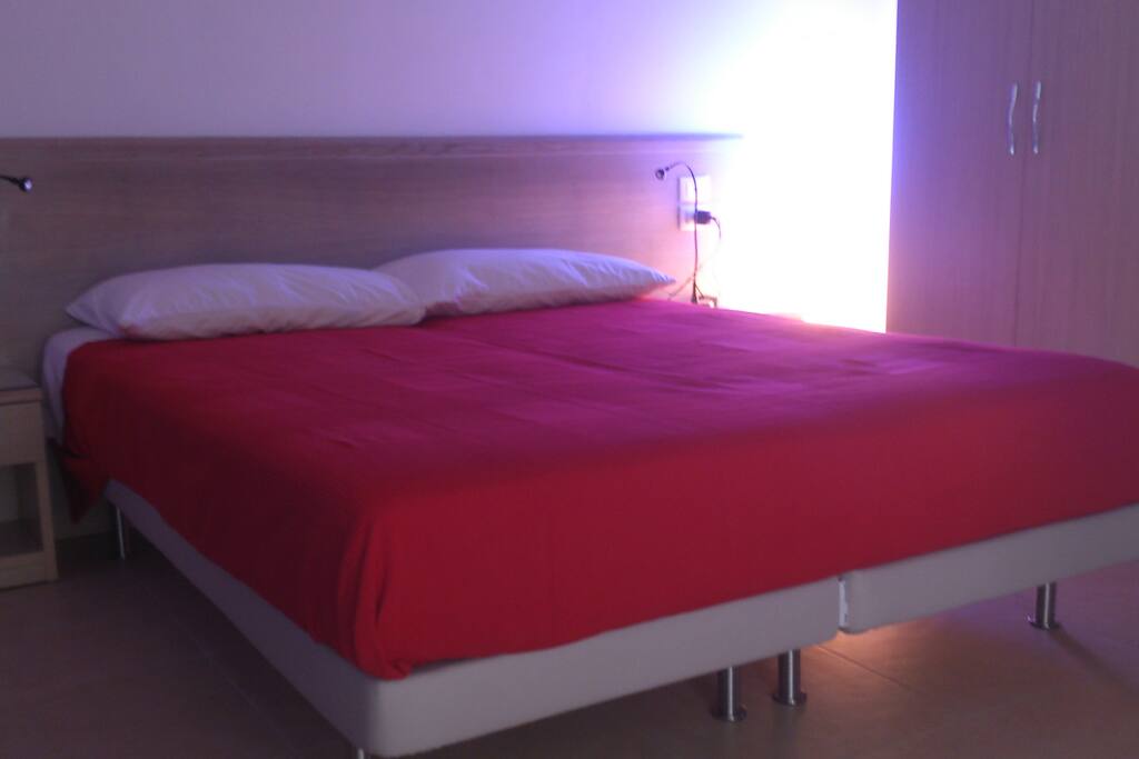 Camera in versione con letto matrimoniale e luci soffuse