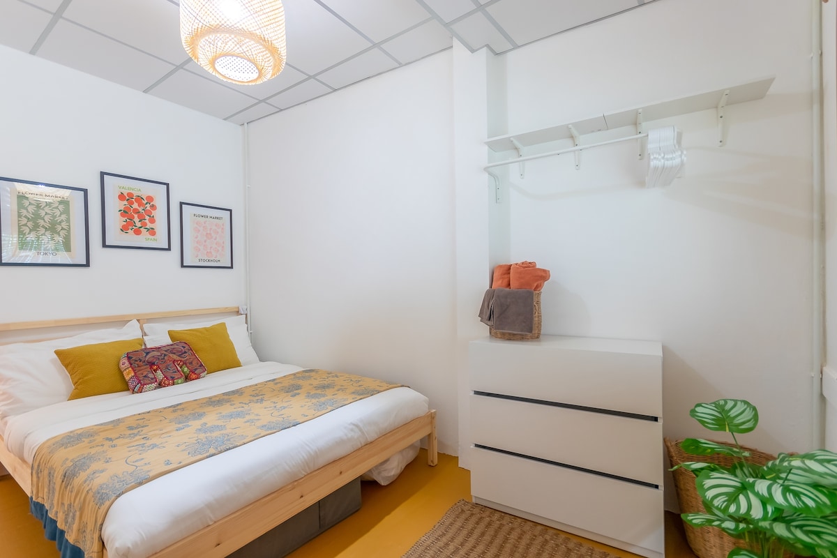 غرفة النوم الثانية بسرير بحجم كبير.