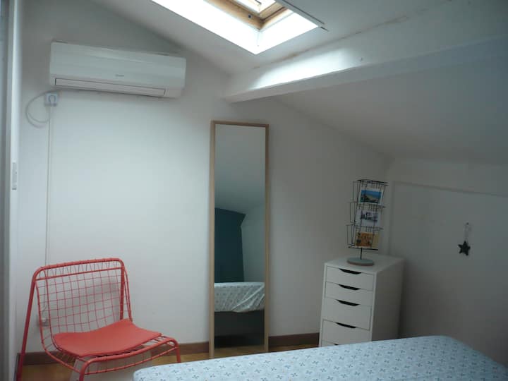 Habitación con velux y aire acondicionado