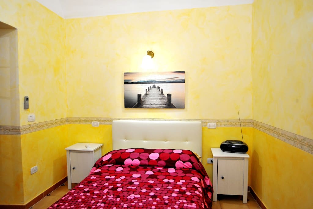 Prima camera da letto composta da letto matrimoniale a 2 posti, comodini, armadio e TV.