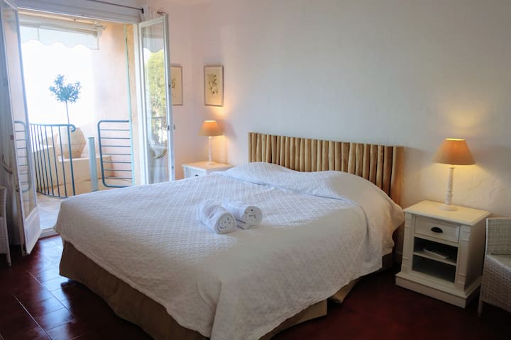 Главна спална соба со брачен кревет (180 x 200 см) и сопствена бања