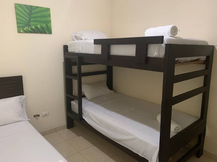 Kitanda cha ghorofa (chumba cha pili)