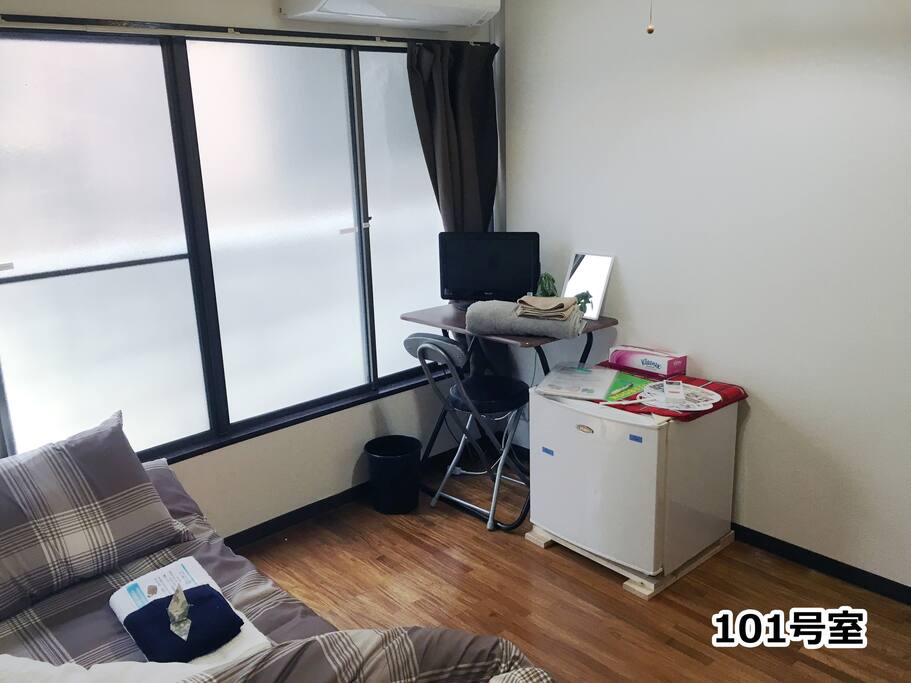 各部屋に窓が有り風が入り衛生的である。
There is a window in each room, wind enters and it is hygienic.
各部屋は鍵が有り個室である。
Each room has a key and is a private room.