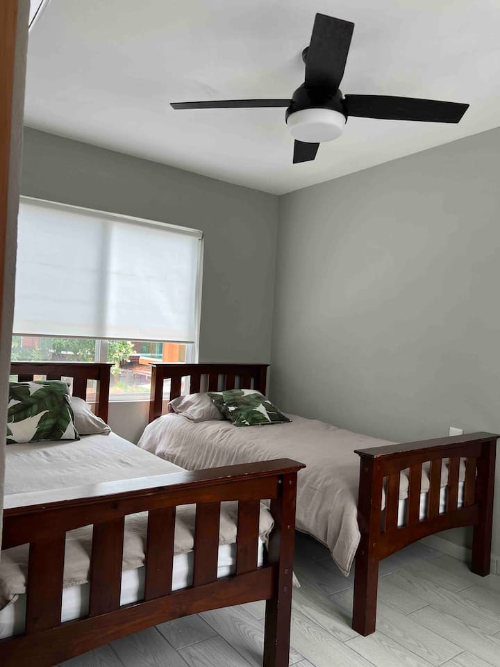 חדר שינה 2 מיטות יחיד 