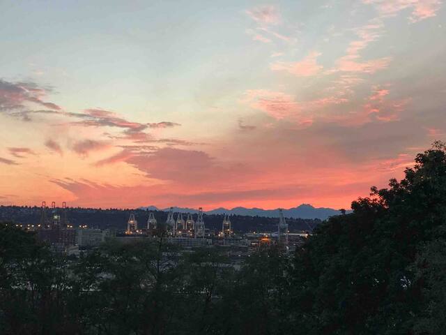 Stylish Seattle farmhouse – Bonus suite + views gallery image 5