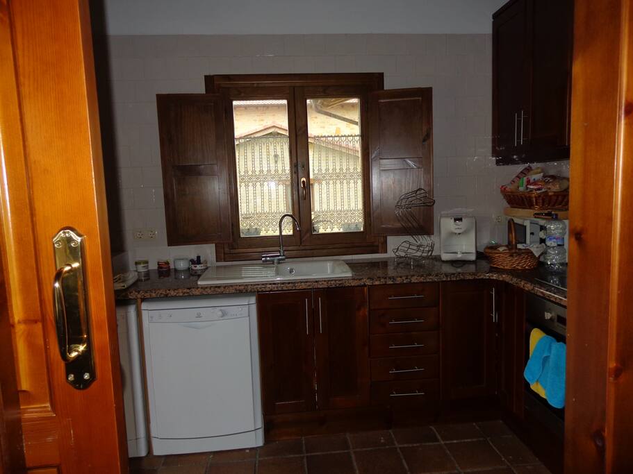 Comunicación cocina-salón mediante puerta corredera