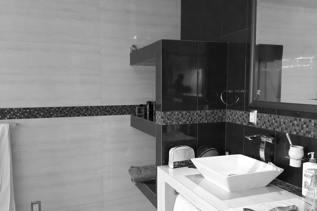 Baño de alcoba principal