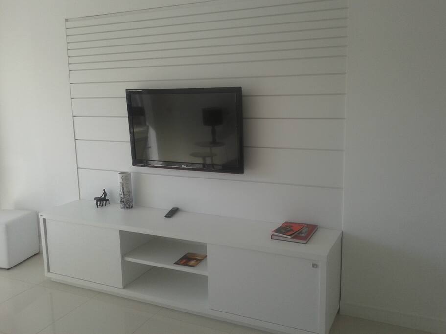Sala com tv e rack