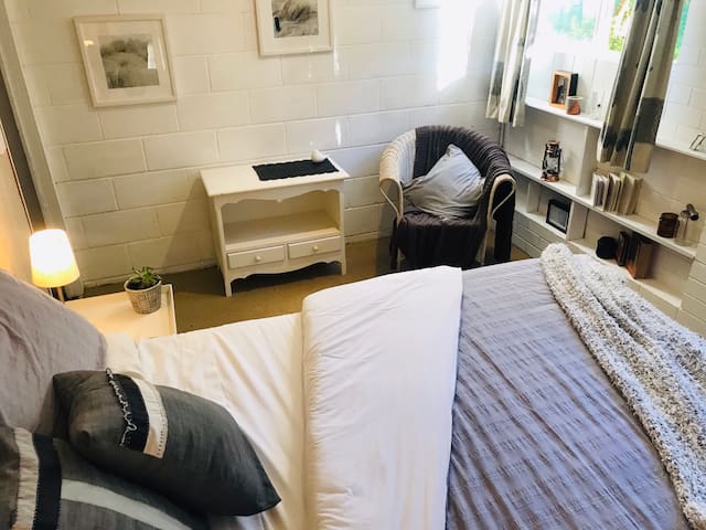 Eclectic hinterland studio with spacious lounge