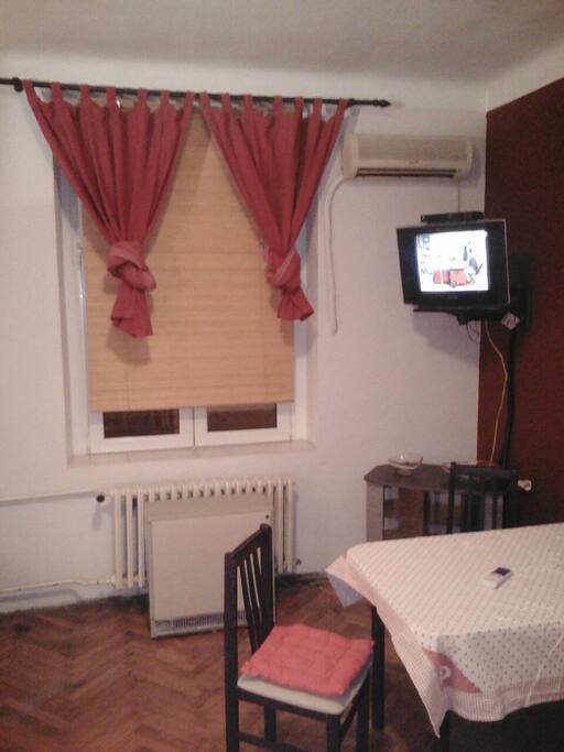 Wohnzimmer mit Sofabett und Kueche