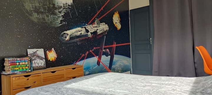 Star War Room. 
een kleine kleedkamer en bureau. 

