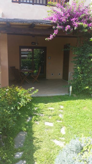 giardino anteriore - front garden