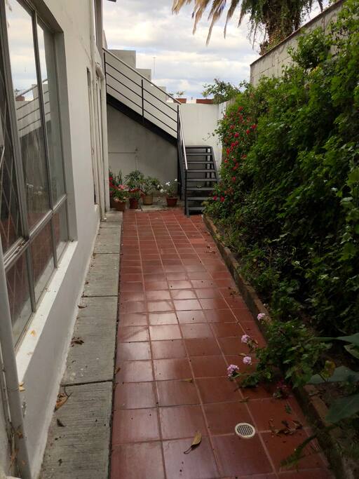 entrada a la suite, posterior a la casa principal, totalmente independiente