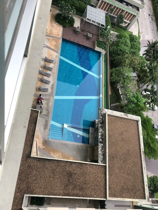 小区4楼30米泳池,无限水循环。早六点至晚十点使用,配有健身房。配有安保人员