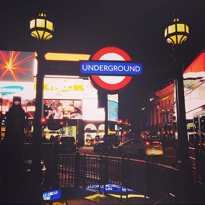 Piccadilly semtinde Piccadilly Circus Station adlı yerin fotoğrafı