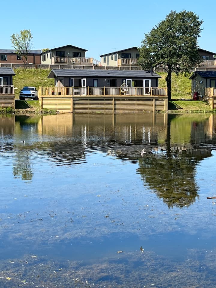 The Retreat Lakeside, Hot Tub, Wood Burner+Views Houses for Rent in