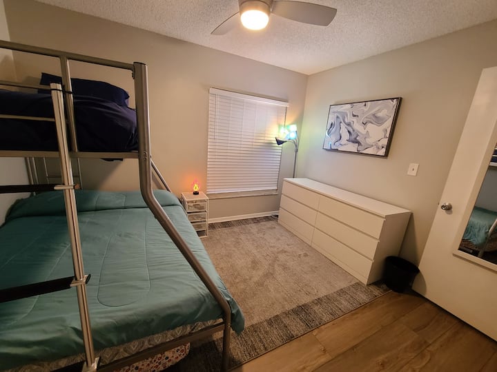 Segundo dormitorio: la litera superior es una individual, la litera inferior es doble y una cama doble plegable. Vestidor de 6 cajones.