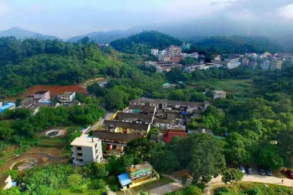 沐林居,顾名思义,沐浴于森林怀抱的小院。又取其与“睦邻”谐音,与邻居和睦相处!