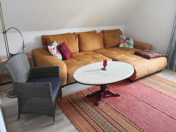 Sebule yenye kitanda kikubwa cha sofa