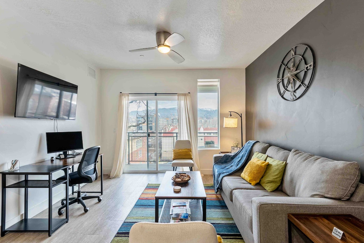 客厅配有工作台、55英寸电视、阳台、带标准双人床垫的拉伸式沙发、2把额外的椅子、免费无线网络、城市和山景。