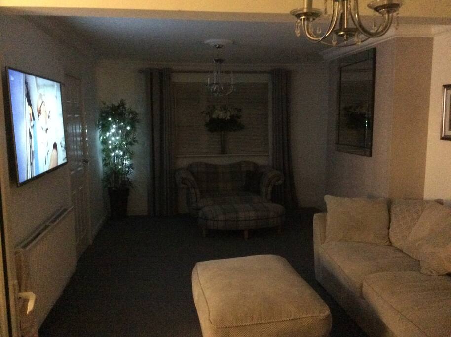 Lounge with seating for 8, sky and WiFi.