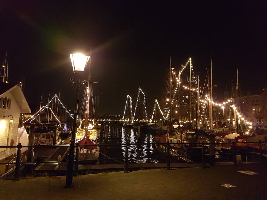 Lichtjes op de boten in de Veerhaven