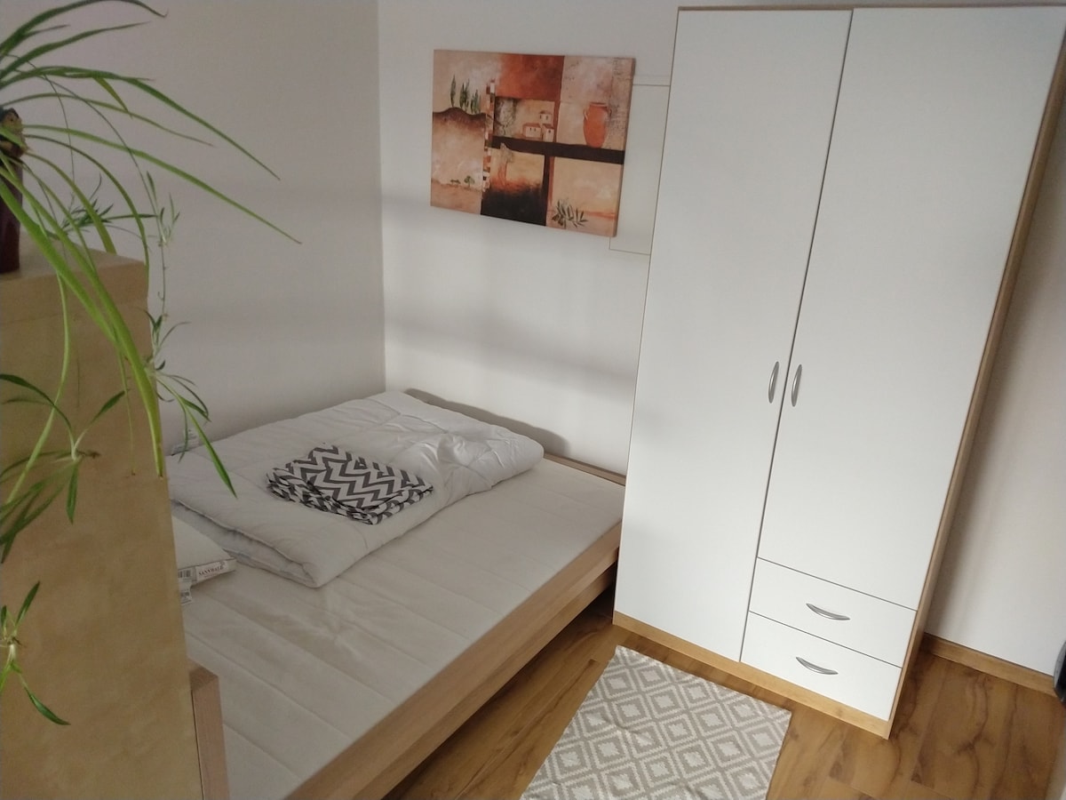 Slaapkamer met ruim bed