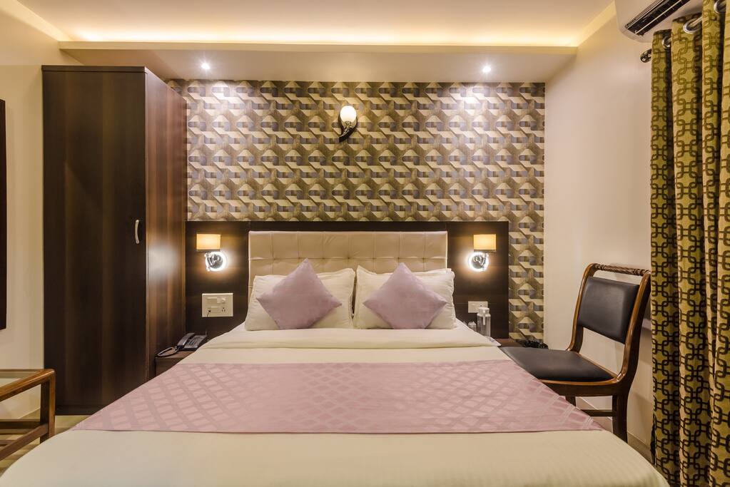 DELUXE BEDROOM