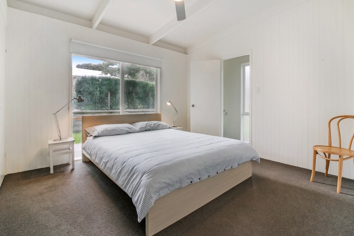 Спалня 1 с двойно легло, вентилатор, отопление и самостоятелна баня