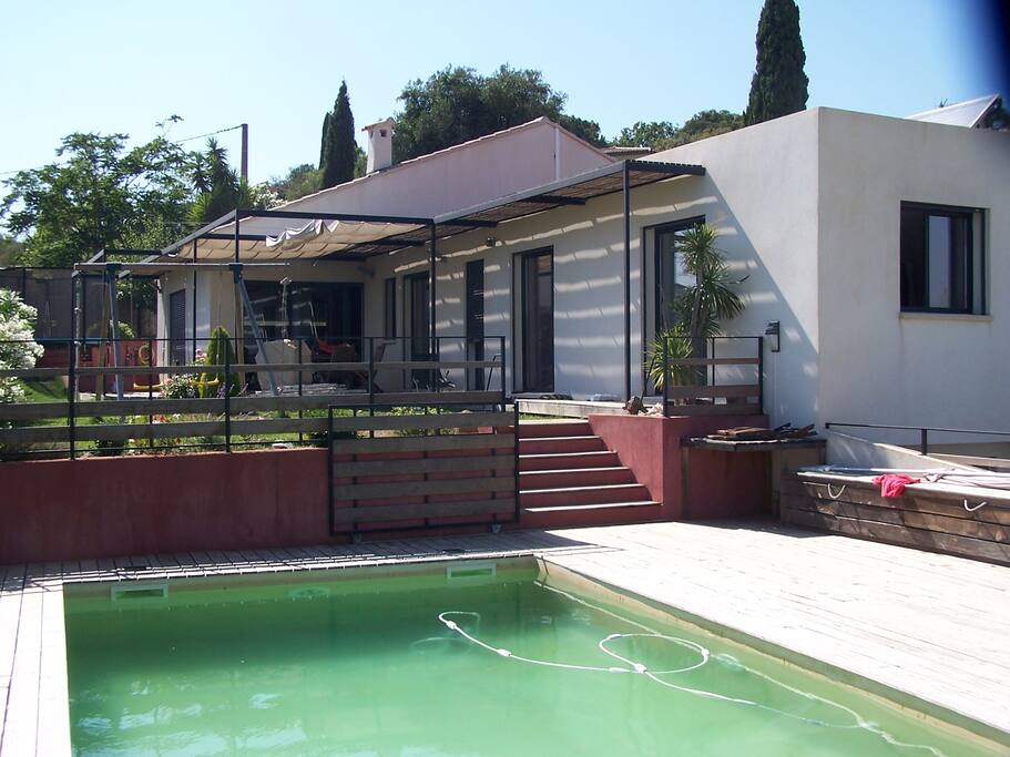 Tonnelle ombragée et barrière avec portail coulissant permettant d'isoler la terrasse de l'espace piscine